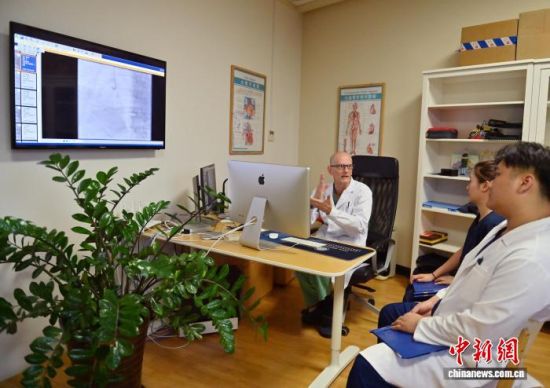 10��17�գ������L(zh��ng)����������(��һ)�������t(y��)���������g(sh��)��(j��ng)�(y��n)������ �z