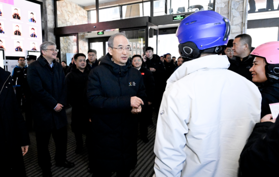 11��22��������ʡ2025-2026��ѩ���_���ߵ�31�ü����Fڡ��ѩ��(ji��)�_Ļʽ�ڼ����������ɻ����ȼم^(q��)�e�У�ʡί��ӛ�S��(qi��ng)��ѩ�ߴ�d�c��ʡ�ο��H�н�����