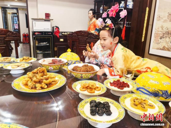 2��5��������ʡ�������������M����Сʳ��Ʒ�L���M��˴��롱����������ӛ�� ʯ���� �z