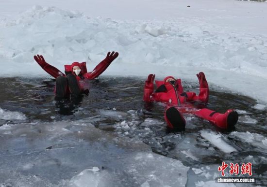 2��5��������ʡ�L(zh��ng)������һ�(xi��ng)��(d��)�صı����(xi��ng)Ŀ���������ο�ǰ��(l��i)�w�(y��n)���ڇ�(y��n)������У����c��������Ŀ�ļtɫ�����b������ȻƯ���ڱ���֮�������܄e�µı�ѩ��(l��)Ȥ�������� �z