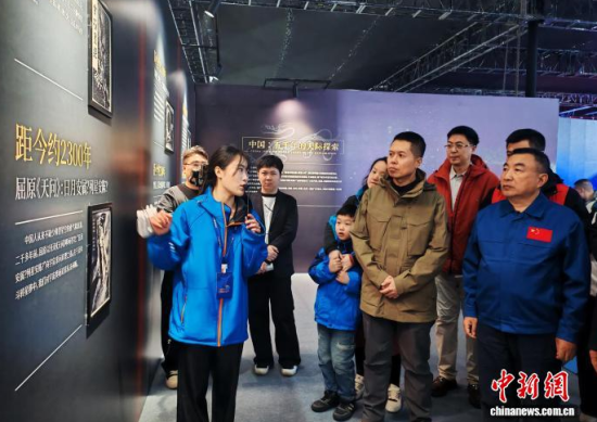 3��22�գ��L(zh��ng)�������Ļ����_Ļ���ǽ�(ǰ����һ)��������(ǰ���Ҷ�)�c����һͬ���^���w�S�n񷡱���պ������}չ�������(gu��) �z