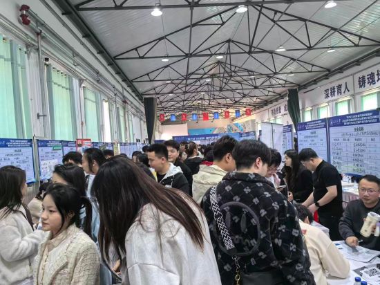雙選會現(xiàn)場高校畢業(yè)生絡繹不絕 安圖縣委宣傳部/供圖 雙選會現(xiàn)場高校畢業(yè)生絡繹不絕 安圖縣委宣傳部/供圖